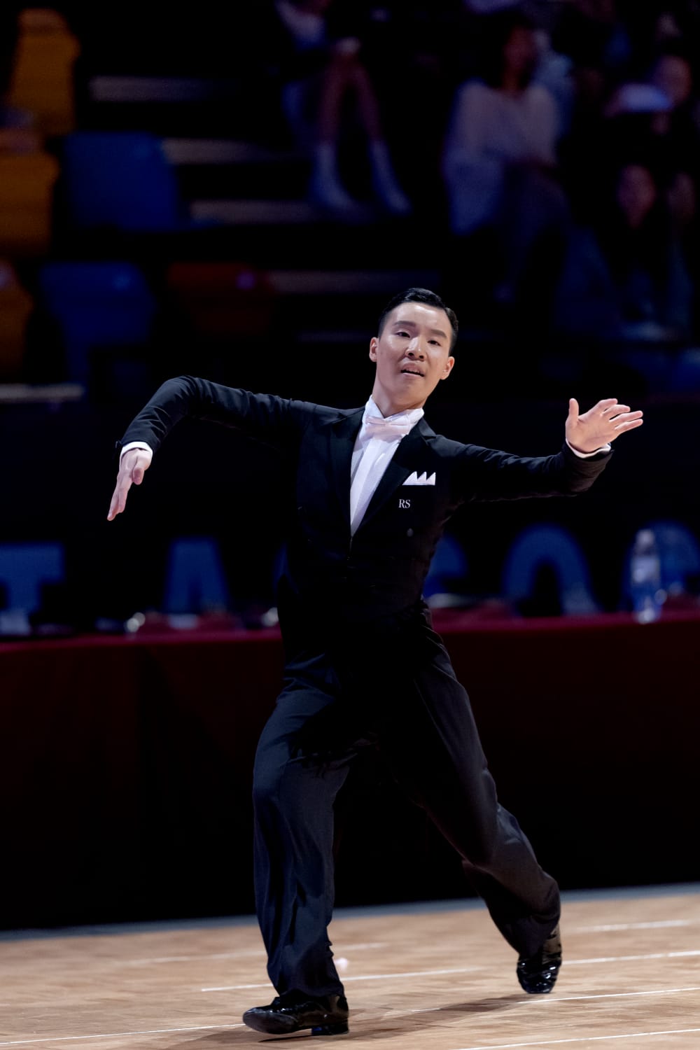 圖片說明(2):年僅17歲的香港代表黃樂軒包辦探戈及維也納華爾茲兩面金牌。.jp
