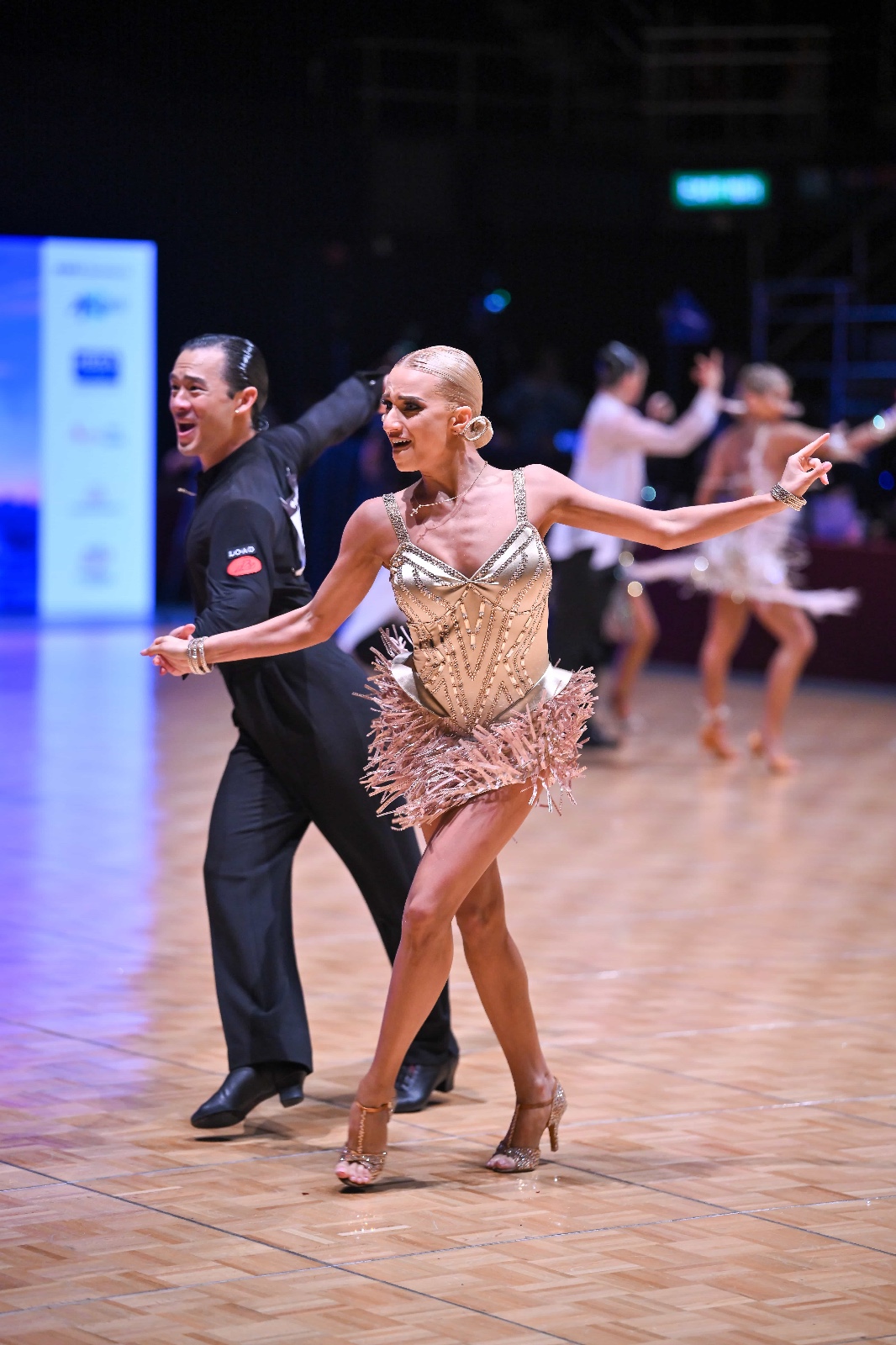 圖（2）為香港奪得兩面金牌的譚永森及Anastasia 無技了得，一舉手一投足都