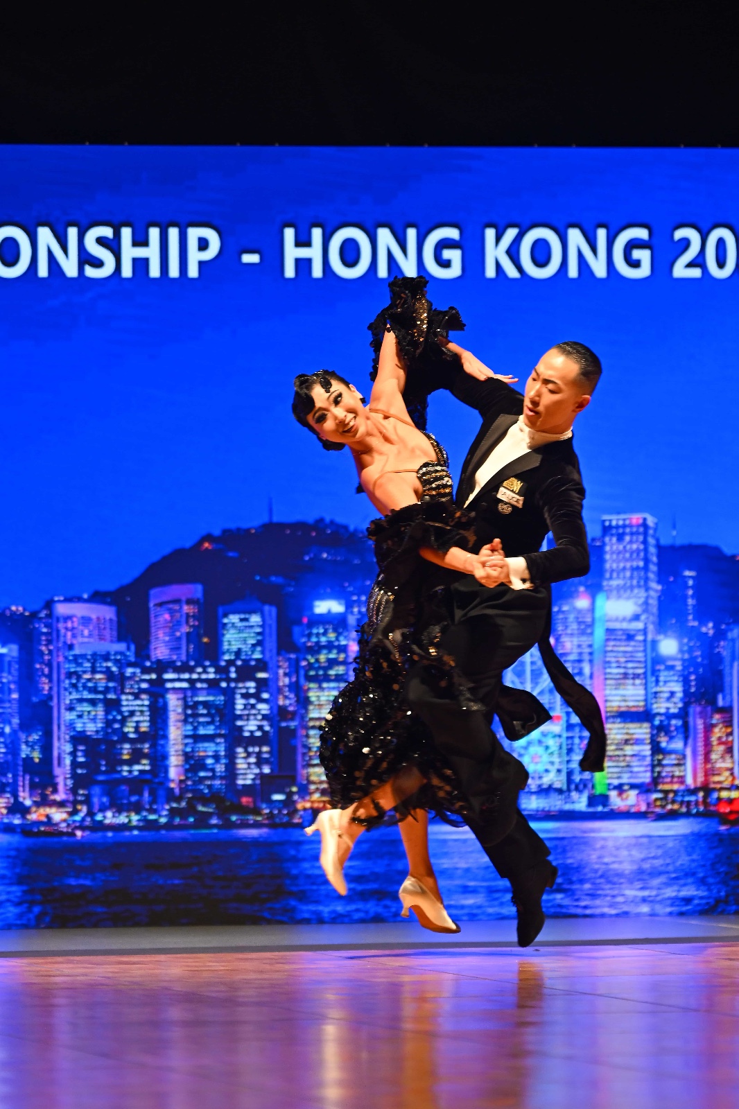 圖（8）南韓組合Hoon Jung及Lee Yeeun在快步舞中精彩跳躍一刻。.