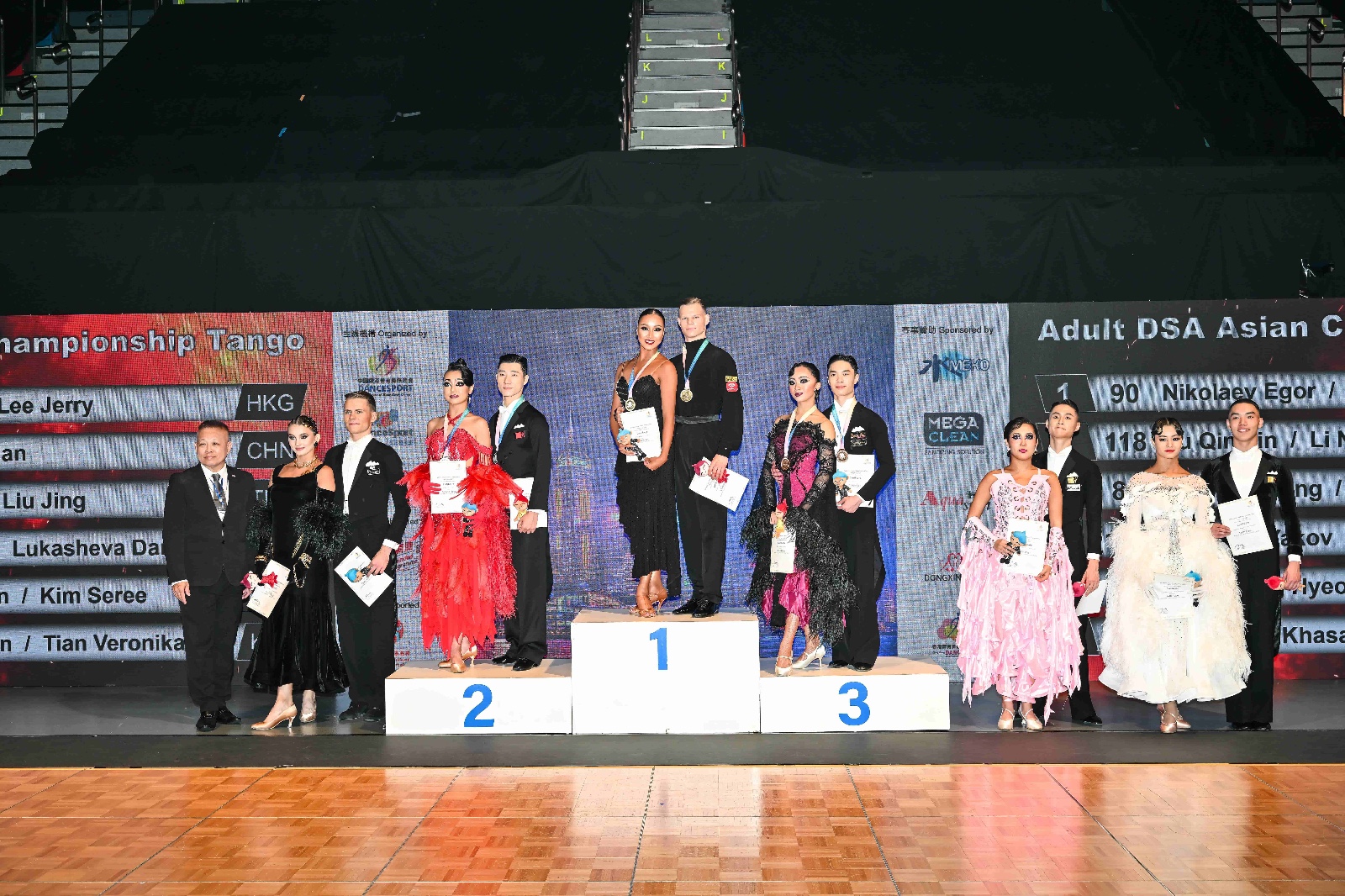 圖（15）年輕的Egor及李悅琛（中）參加標準舞及拉丁舞的專項，此為標準舞的探戈